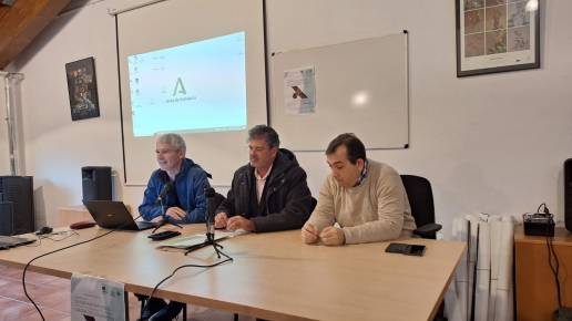 Junta trabaja en la futura reintroducción del quebrantahuesos en la sierra de Grazalema
