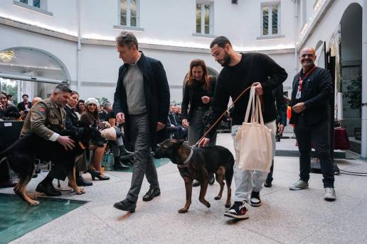 La Comunidad de Madrid, reconocida por su apoyo a adopción de perros jubilados que prestaron servicio en seguridad y emergencias