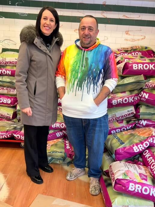 El Ayuntamiento de Segovia reparte 150 sacos de pienso entre los voluntarios encargados de las colonias felinas