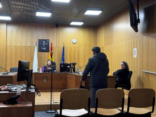 Un septuagenario acepta ocho meses de cárcel por maltratar a sus animales, llegó a sacarle un ojo a uno, en Ourense