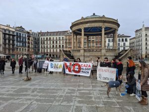 Una concentración en Pamplona rechaza el uso de perros de caza y reclama una Ley de Bienestar Animal "sin exclusiones"