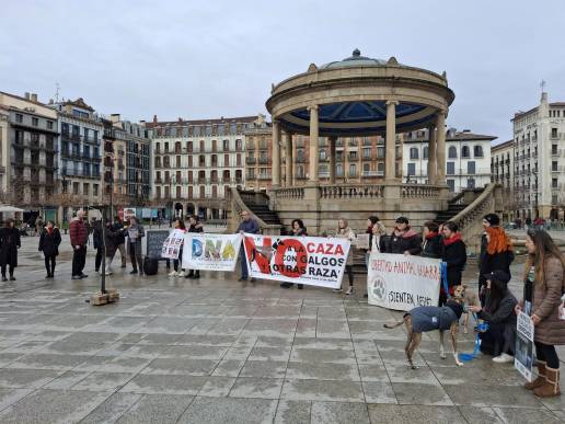 Una concentración en Pamplona rechaza el uso de perros de caza y reclama una Ley de Bienestar Animal 
