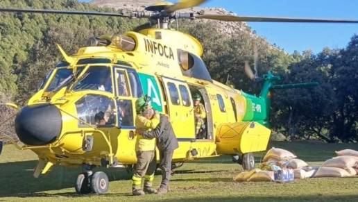 El Infoca transporta pienso a pastores y ganaderos de Jaén y Granada que permanecen aislados con su ganado
