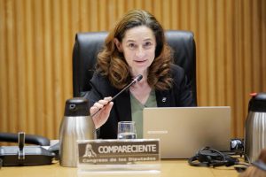 La decana Consuelo Serres reclama en el Congreso una legislación que apoye al sector y medidas urgentes para frenar la fuga de talento veterinario