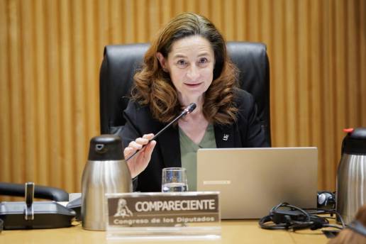 La decana Consuelo Serres reclama en el Congreso una legislación que apoye al sector y medidas urgentes para frenar la fuga de talento veterinario