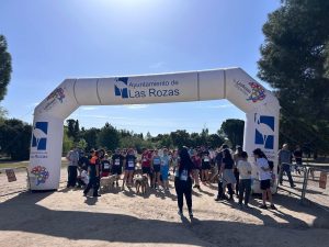Más de 120 vecinos participaron este domingo en la III edición de CaniCross en la Dehesa de Navalcarbón