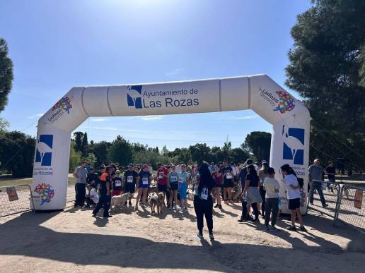 Más de 120 vecinos participaron este domingo en la III edición de CaniCross en la Dehesa de Navalcarbón