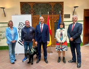 Consell y Asociación de Usuarios de Perros Guía trabajan para reforzar la atención a personas con discapacidad visual