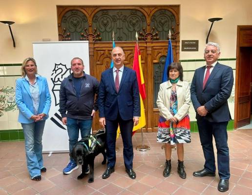 Consell y Asociación de Usuarios de Perros Guía trabajan para reforzar la atención a personas con discapacidad visual