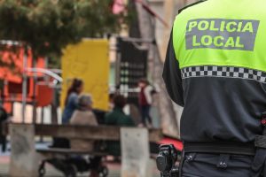 Multan a la dueña de dos perros que intentaron atacar a una persona en Elda cuando iban sueltos