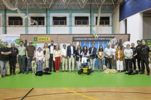 El Colegio Oficial de Veterinarios de Cádiz participa en la exhibición de perros guía de la ONCE