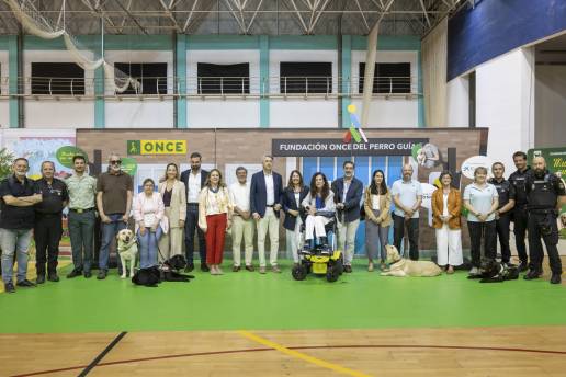 El Colegio Oficial de Veterinarios de Cádiz participa en la exhibición de perros guía de la ONCE