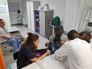 Purina impulsa junto a la Fundación S’Hort Vell un innovador proyecto con perros para reducir el estrés infantil en el Hospital de Manacor