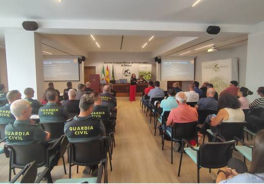 El Colegio de Veterinarios de Sevilla celebró una jornada formativa sobre actuaciones policiales con animales, con una alta participación